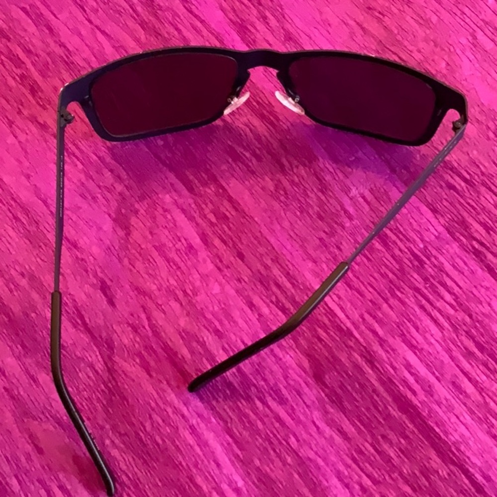 Guess - Picture 3 of 4